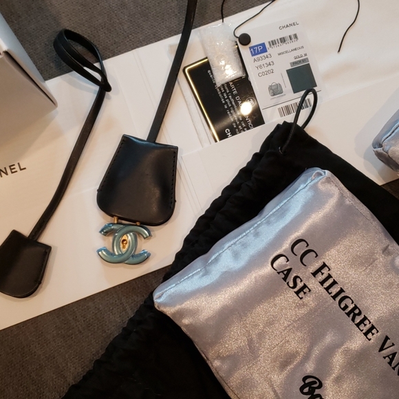 ❗SOLD❗Chanel Two-tone Medium Filigree Vanity Case - Picture 16 of 16